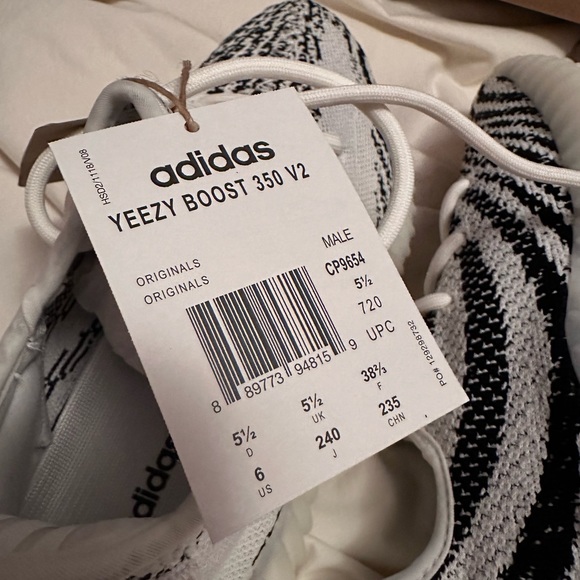 Yeezy Boost 350 V2 - Picture 3 of 3